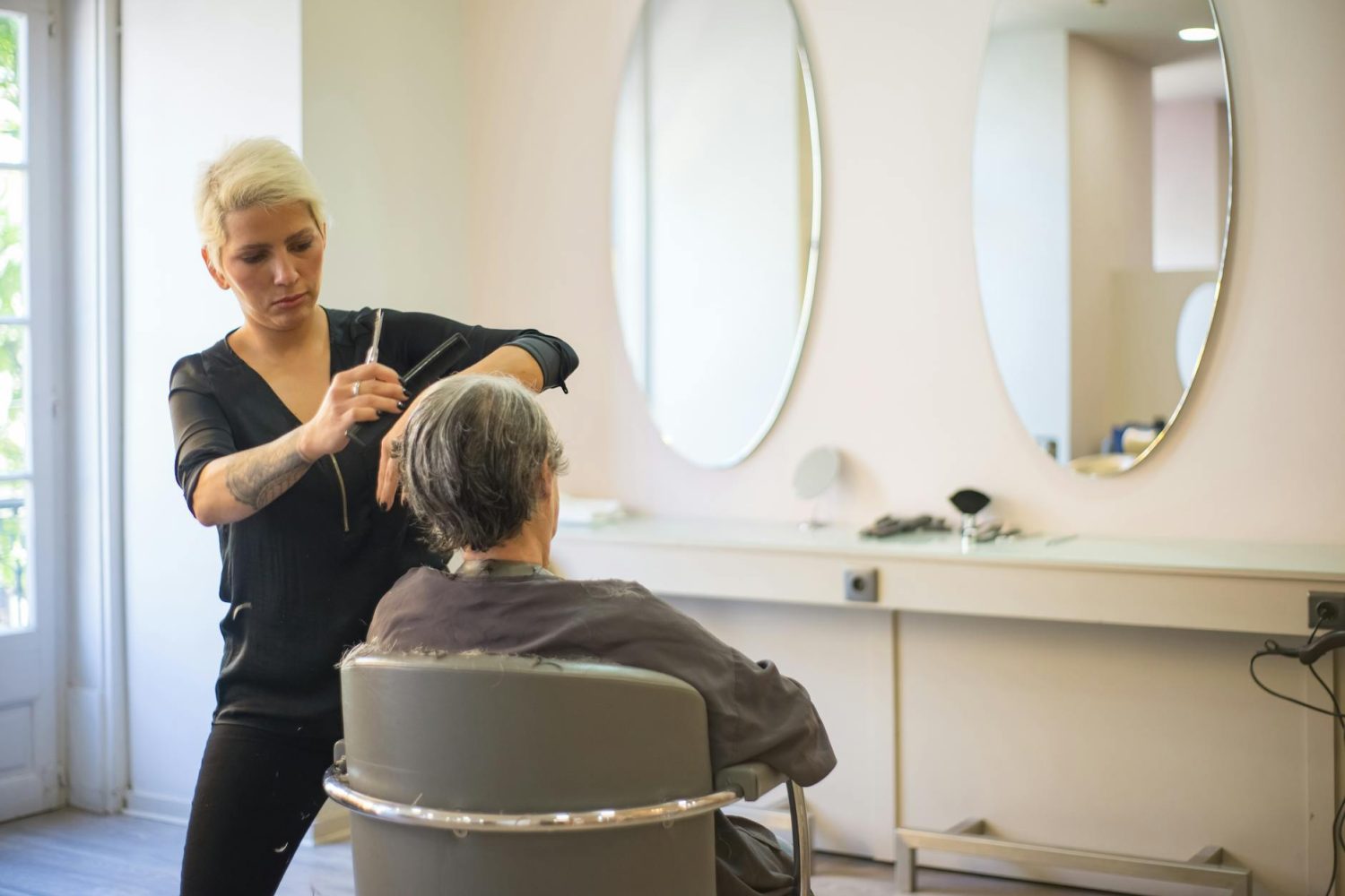 Coupe courte femme 50 ans visage rond : idées, conseils et pièges à éviter