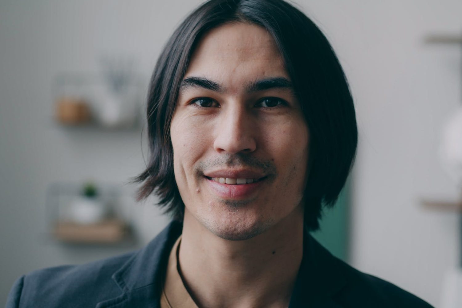 Coupe homme mi long dégradé : styles phares et conseils de coiffage