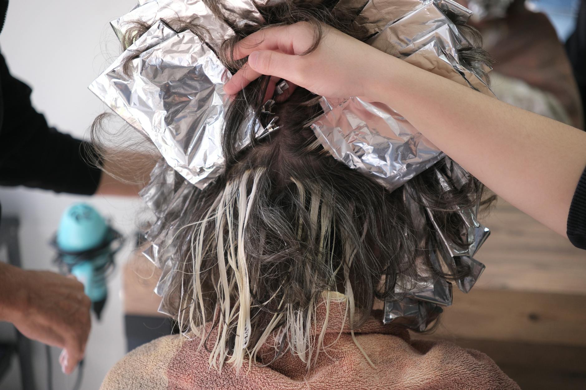 Tendances mèches cheveux noirs : entre audace et subtilité, tout ce qui change en 2026 — techniques de mèches cheveux noirs