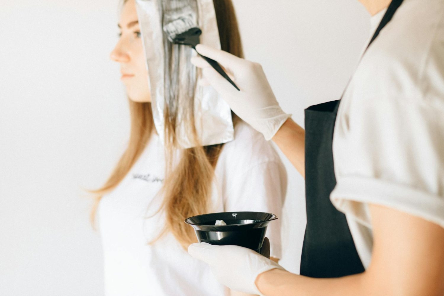 Mèches cheveux noirs : tendances, techniques et idées de couleurs
