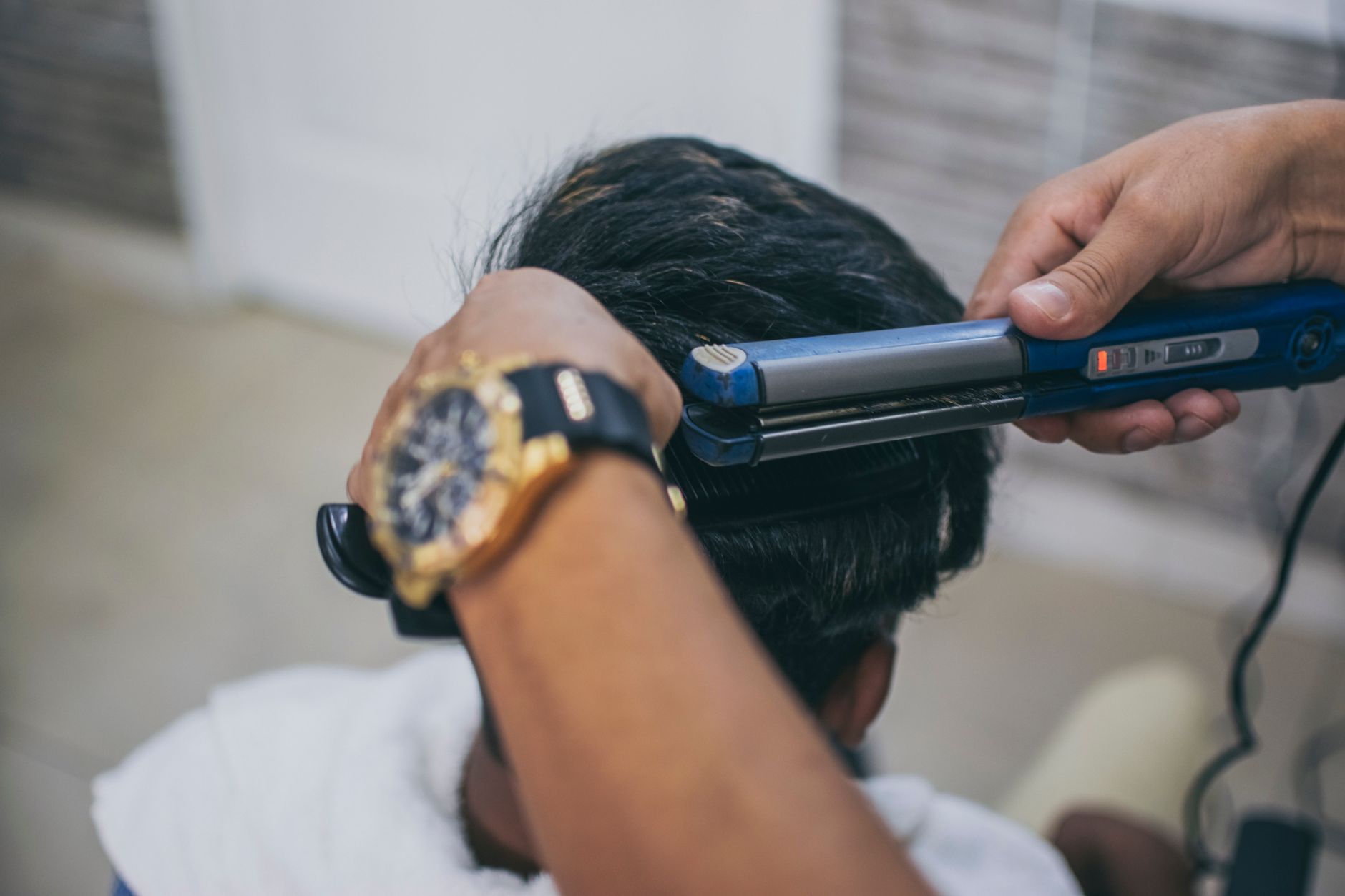 Cheveux épais et lisseur sans abîmer : comprendre ce que ta fibre supporte vraiment — lisseur cheveux épais en action