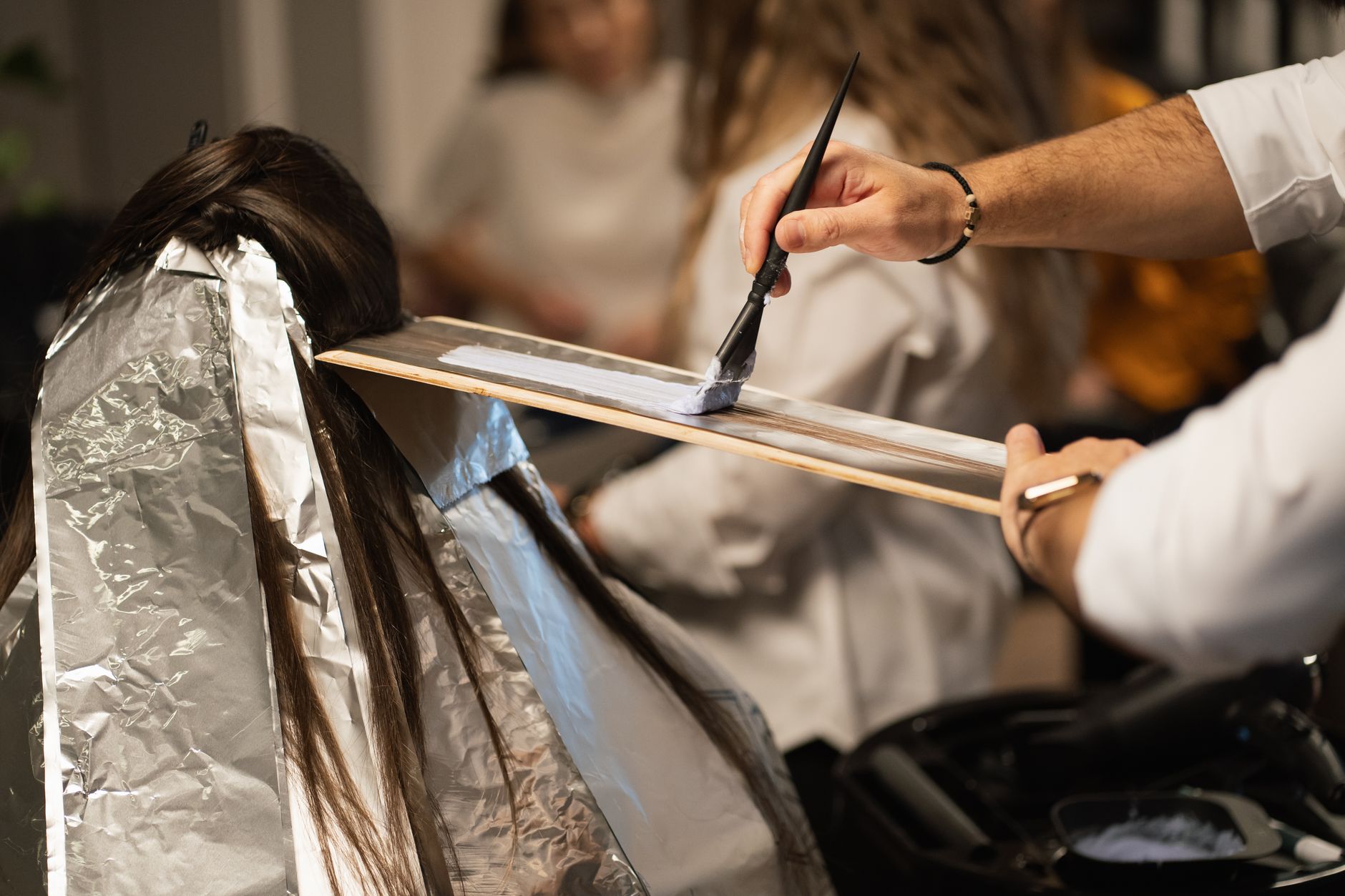 Combien coûte vraiment un lissage à la kératine chez le coiffeur aujourd’hui — traitement à la kératine salon de coiffure
