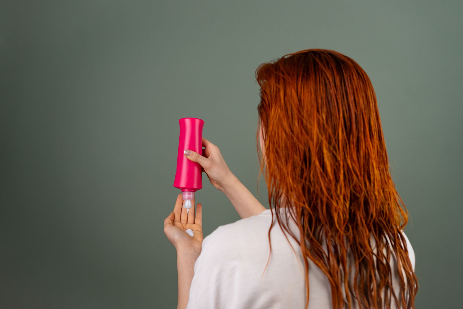 Comment utiliser l'huile Moroccanoil sur — application de l'huile Moroccanoil sur cheveux