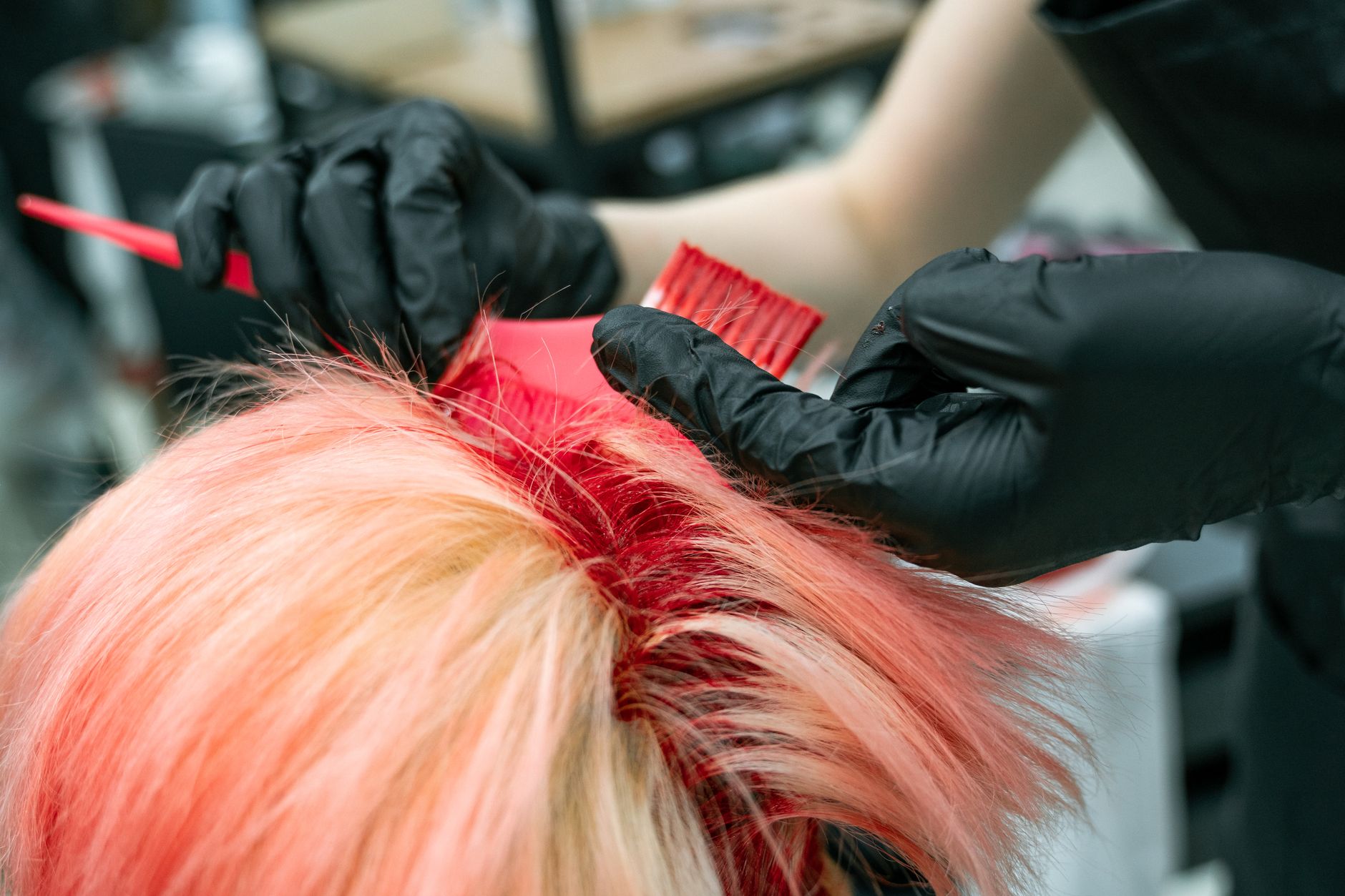 Décolorer ses cheveux en limitant les dégâts : comprendre ce qui se passe dans la fibre — femme décolorant ses cheveux à la maison