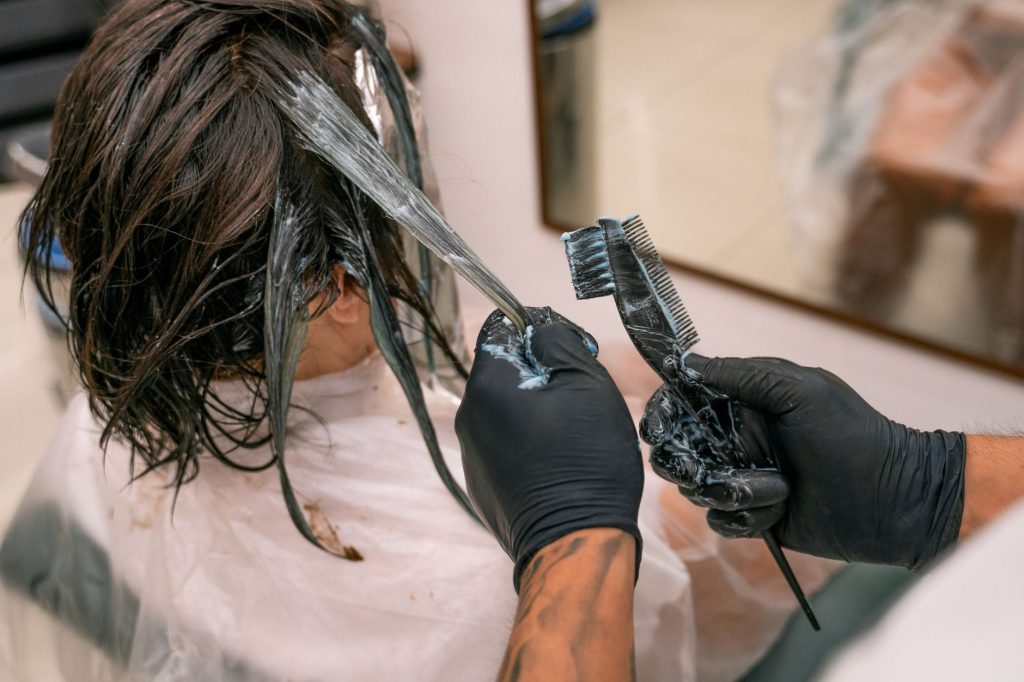 Décolorer ses cheveux sans les — femme décolorant ses cheveux à la maison