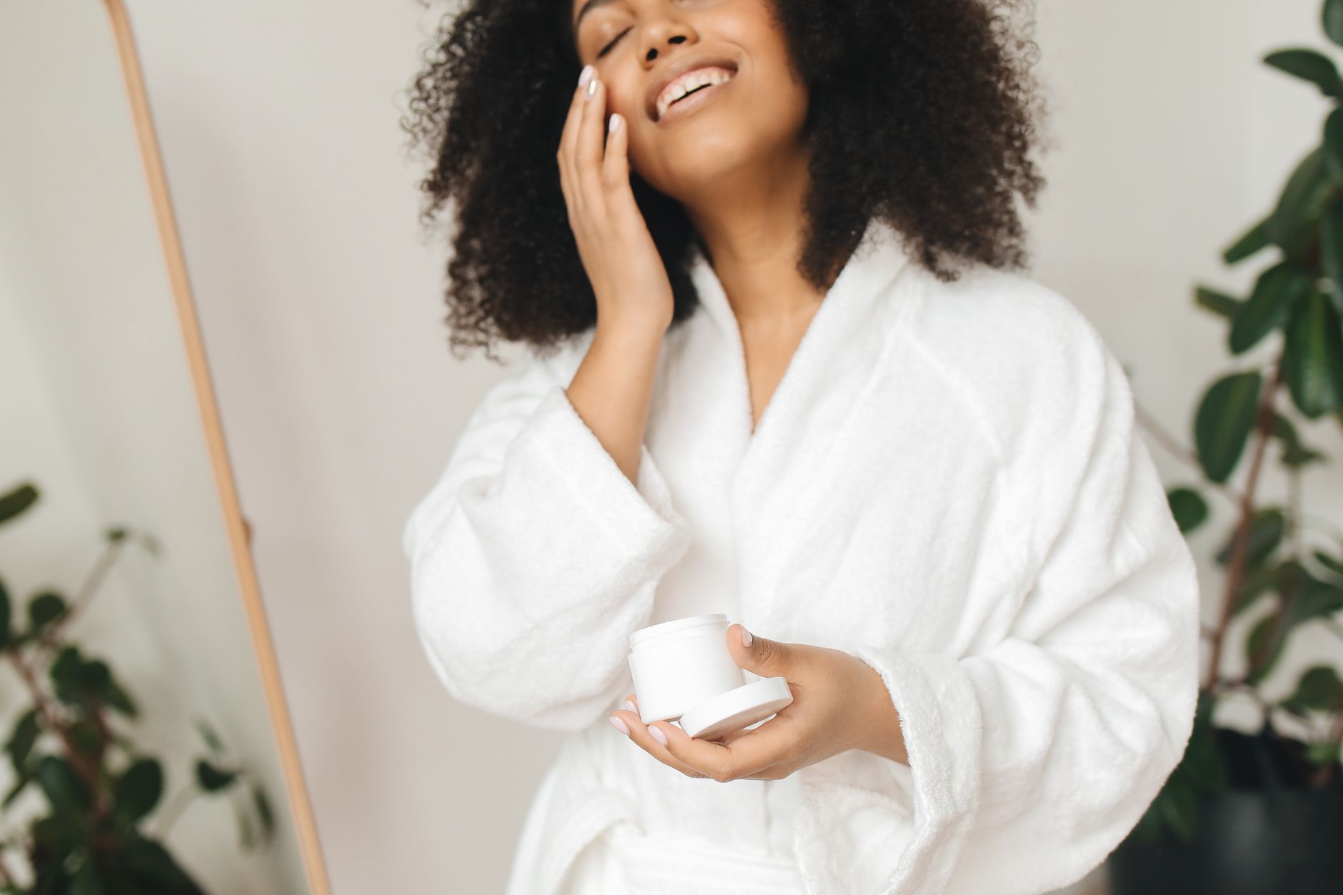 Notre avis sur la Curl — femme appliquant crème définissante boucles