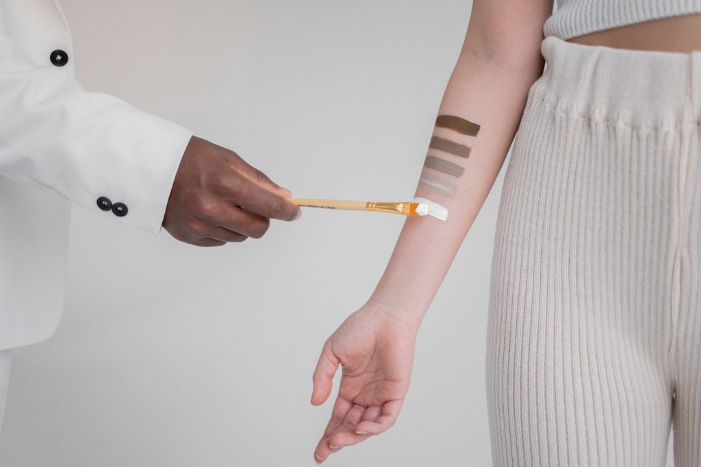 Colorstay Revlon, comment choisir la — échantillons de fond de teint sur peaux diverses