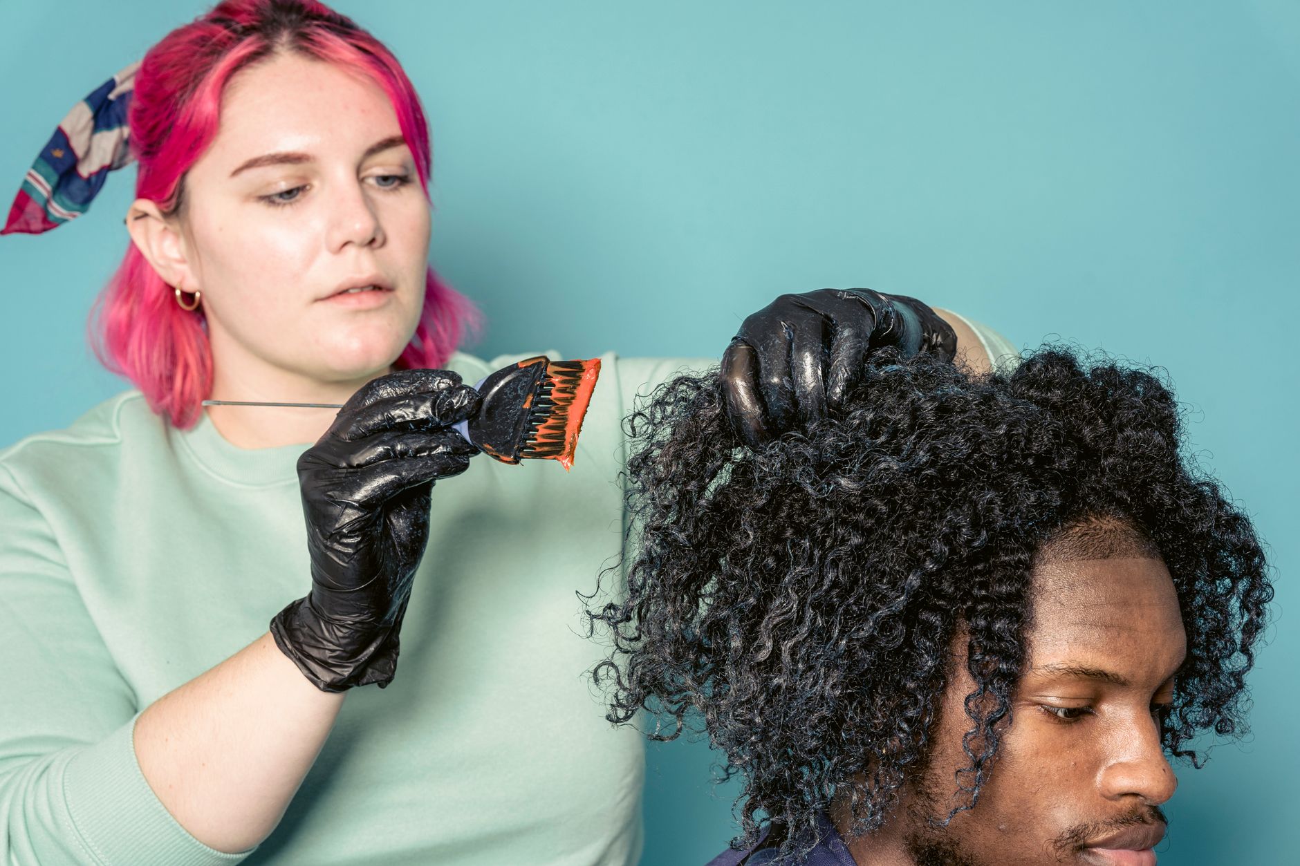 Comprendre Olaplex 3 avant la première pose : ce que fait vraiment ce soin capillaire de prélavage — application du soin capillaire Olaplex