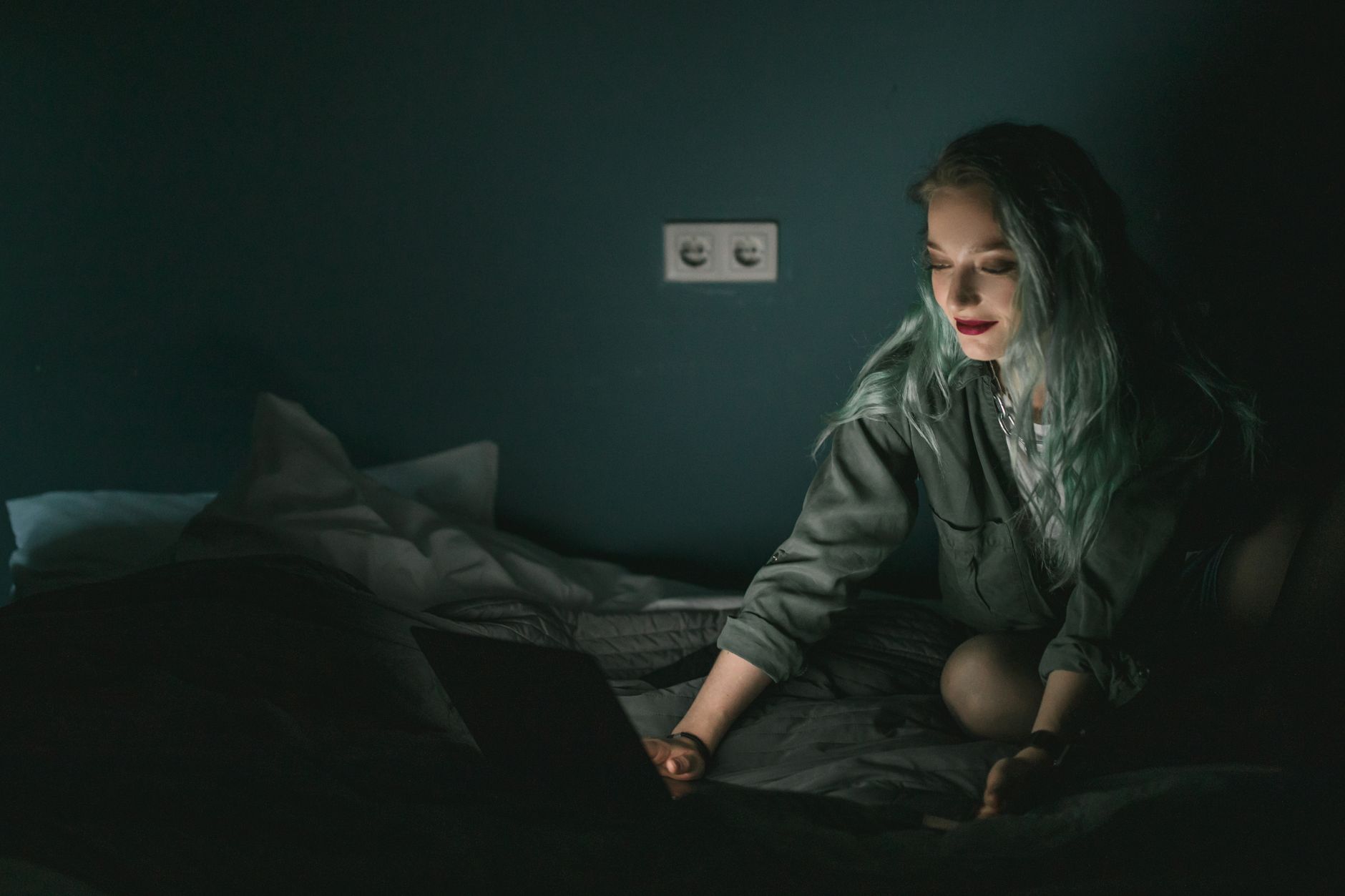 Tester sa future couleur de cheveux avec un simulateur en ligne : comment ça marche vraiment — femme utilisant un simulateur de couleur de cheveux