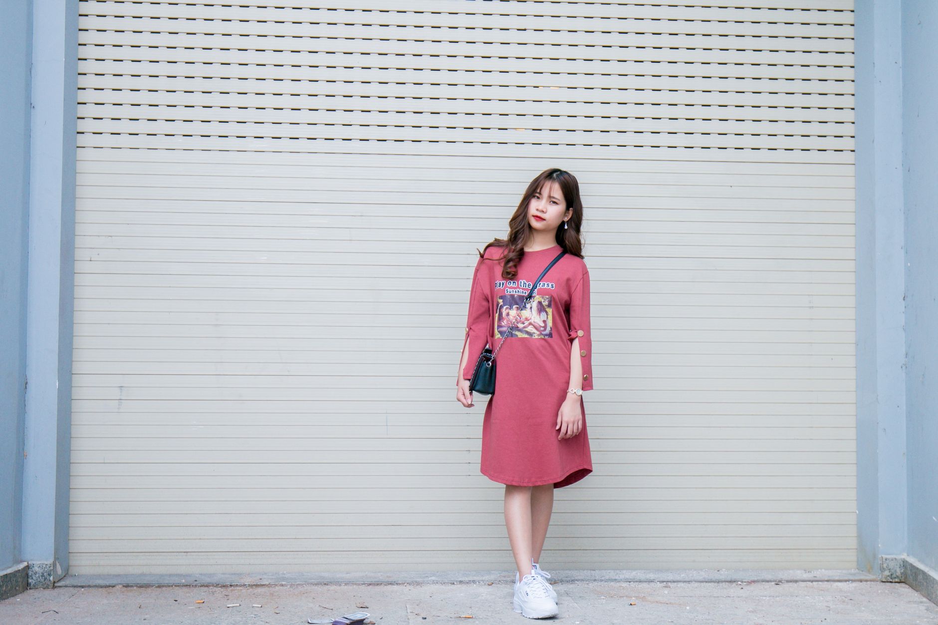 Choisir des baskets avec une robe longue selon les volumes — robe longue avec baskets style urbain