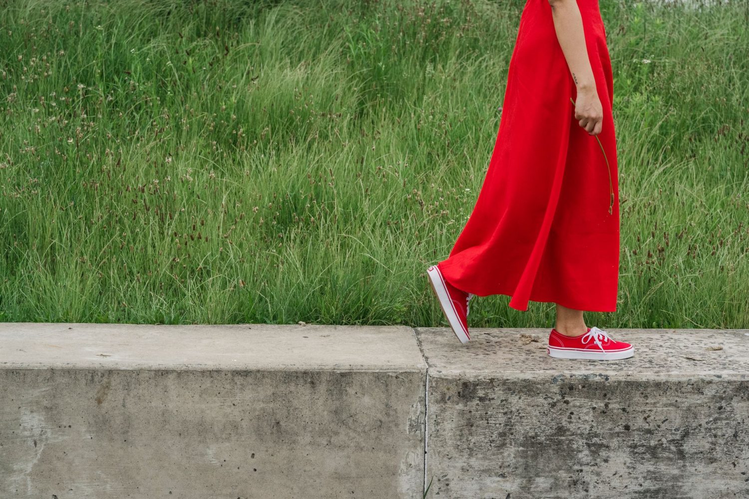 Basket et robe longue : les meilleures associations selon le style et la couleur