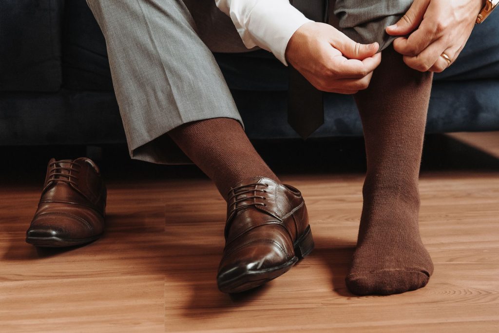 Chaussettes et chaussures marrons les — chaussures marron avec chaussettes colorées