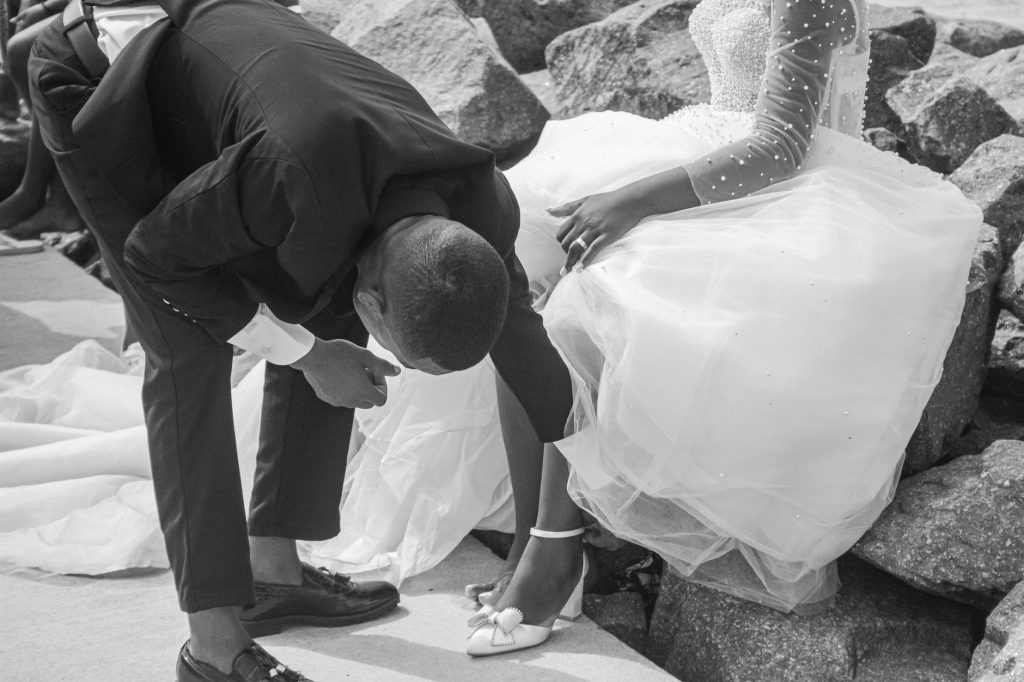 Chaussures avec une robe noire — chaussures noires robe de mariage