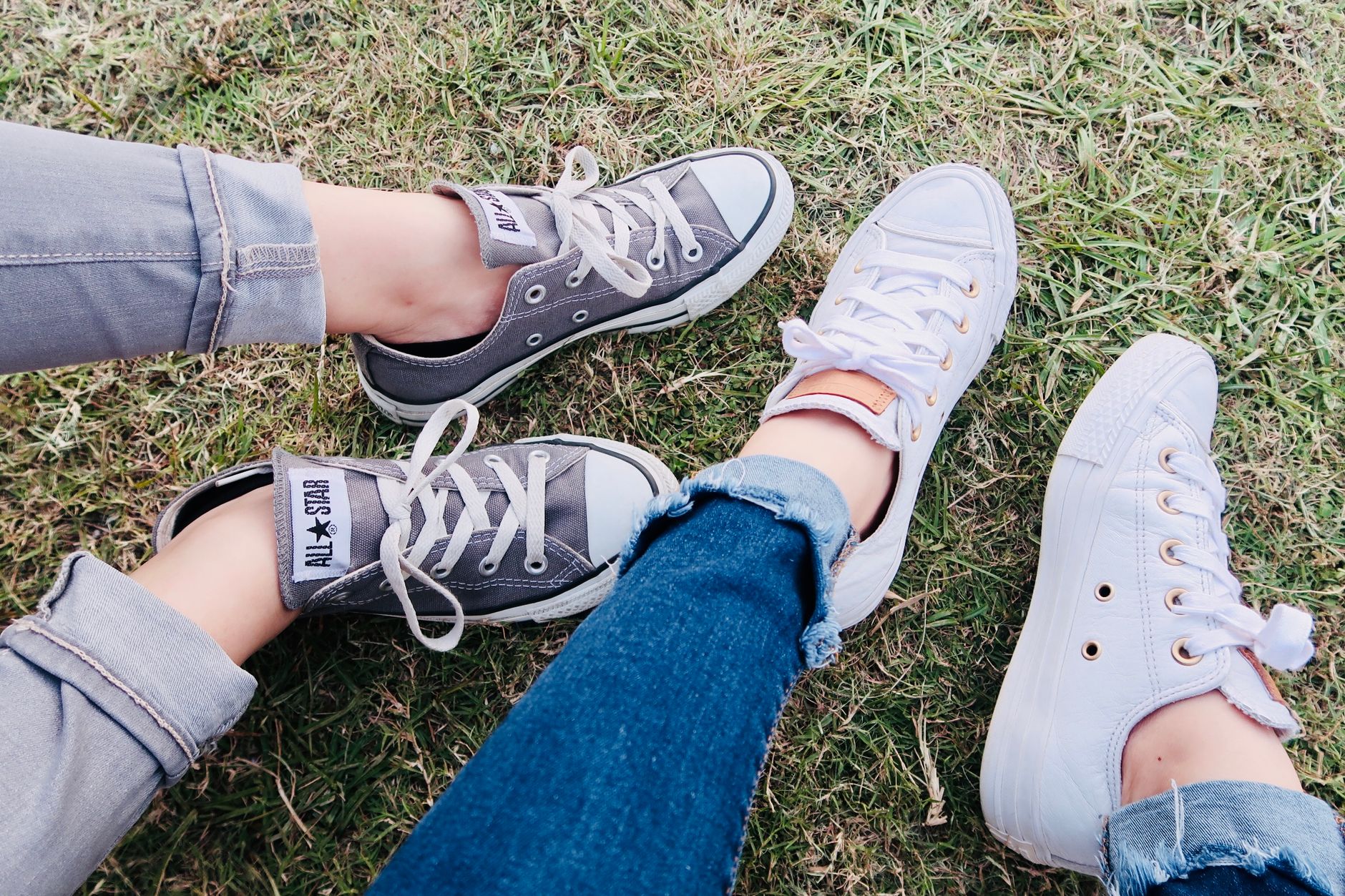 En bref : choisir des chaussures pour pieds fins fille — fille portant des chaussures étroites