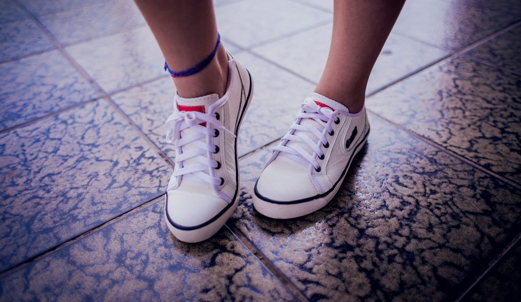 Chaussures pour pieds fins fille — fille portant des chaussures étroites