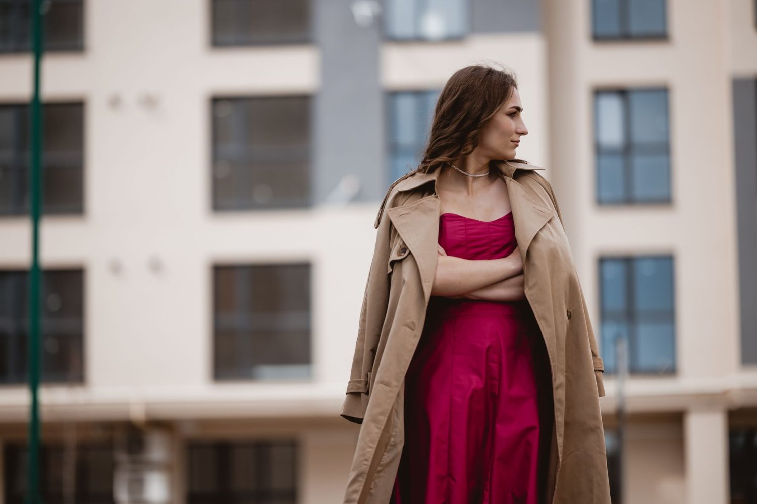 Manteau ou veste avec une robe longue : les bonnes associations selon l&rsquo;occasion