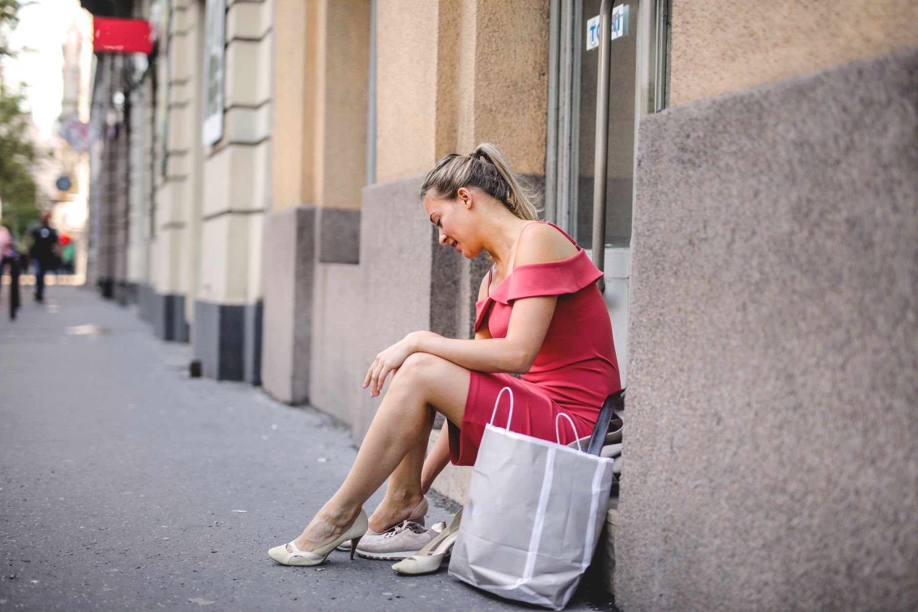 Choisir la couleur des chaussures à partir de la robe orange — robe orange avec choix de chaussures